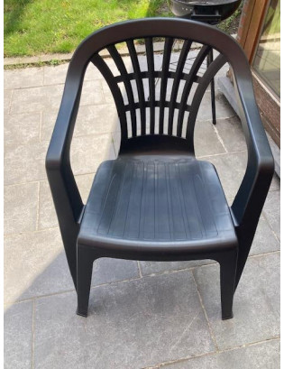 Chaises plastiques grises
